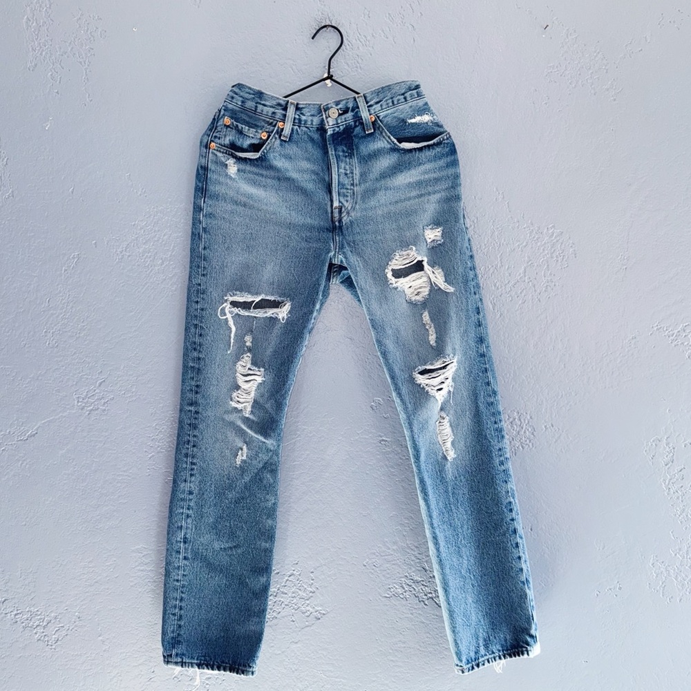 Levi’s 501 Medium Wash Distressed Jeans Size 26